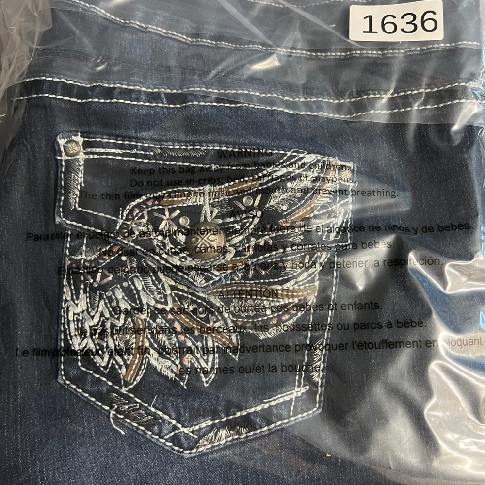 Boutique + Women 20W Dark Wash Capri Jeans Embroidered Flap Pockets Thick Stitch - Picture 9 of 9